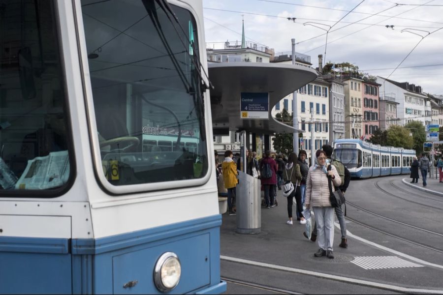 Ein Betrunkener kletterte über eine Kupplung, als das Tram losfuhr. (Symbolbild)