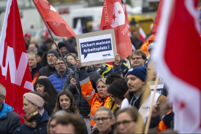 Mitarbeitende der Stahl Gerlafingen AG während einer Solidaritäts-Kundgebung. (Archivbild) Mitarbeiter Stahl Gerlafingen AG