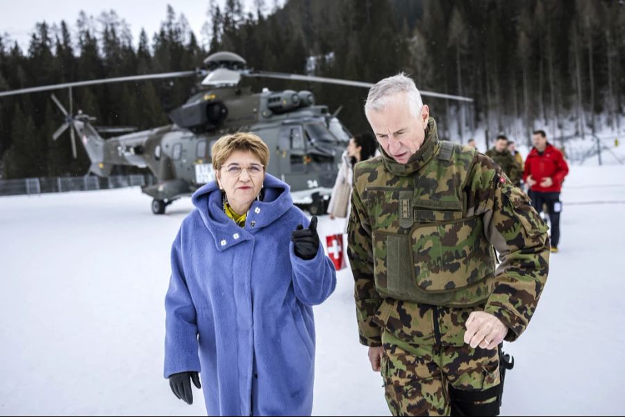 Die Bundesrätin hier mit Schweizer Berufsoffizier Maurizio Dattrino am WEF in Davos 2025.