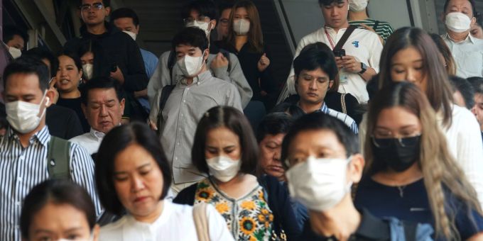 Pendler tragen Gesichtsmasken, um sich vor der Luftverschmutzung zu schützen. Luftverschmutzung Thailand