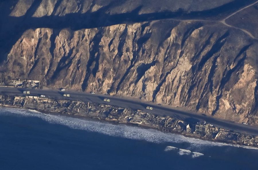 Viele der zerstörten Gebäude liegen am Meer und verschmutzen nun das Ökosystem.