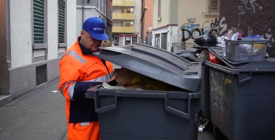 Thomas Stüssi, Leiter der Gruppe Kontrolldienst, prüft einen Container.