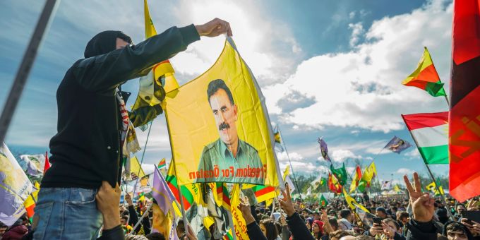 Flagge mit dem Konterfei von PKK-Anführer Abdullah Öcalan (Archivbild) Flagge mit dem Konterfei von PKK-Anführer Abdullah Öcalan (Archivbild)