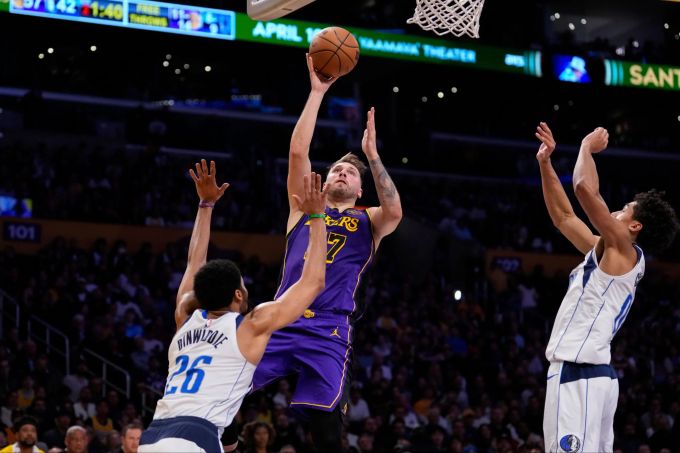 Luka Doncic (M) spielte erstmals in der NBA gegen sein langjähriges Team. Mavericks Lakers NBA Doncic.