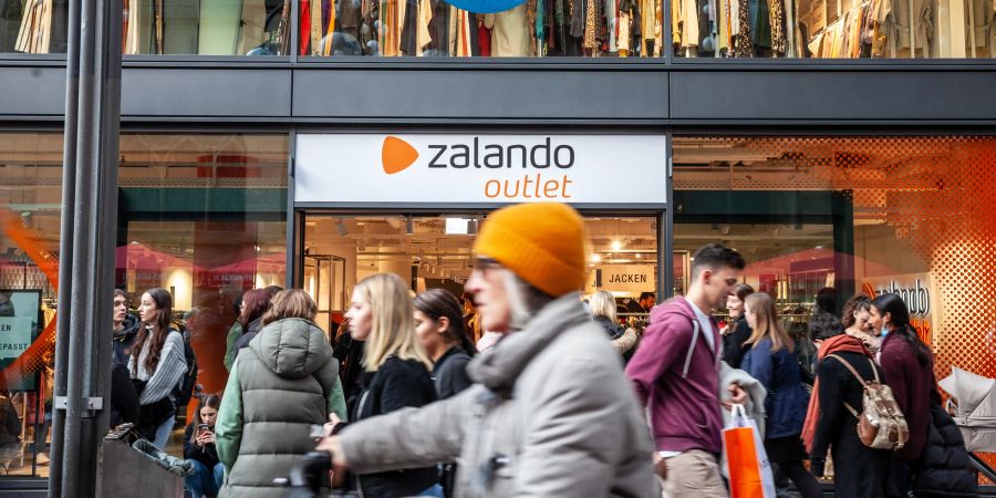 Zalando Geschäft Menschen Fussgängerzone