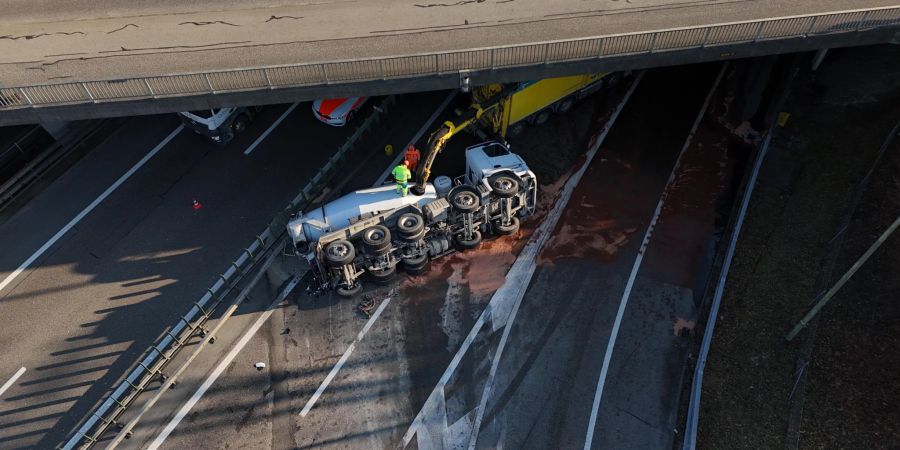 Bevor er abgeschleppt werden kann, muss der Betonmischer ausgepumpt werden.