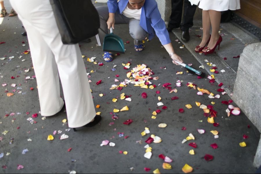 In Zürich vor dem, aber nicht im Stadthaus erlaubt: Das Streuen von Blumen.