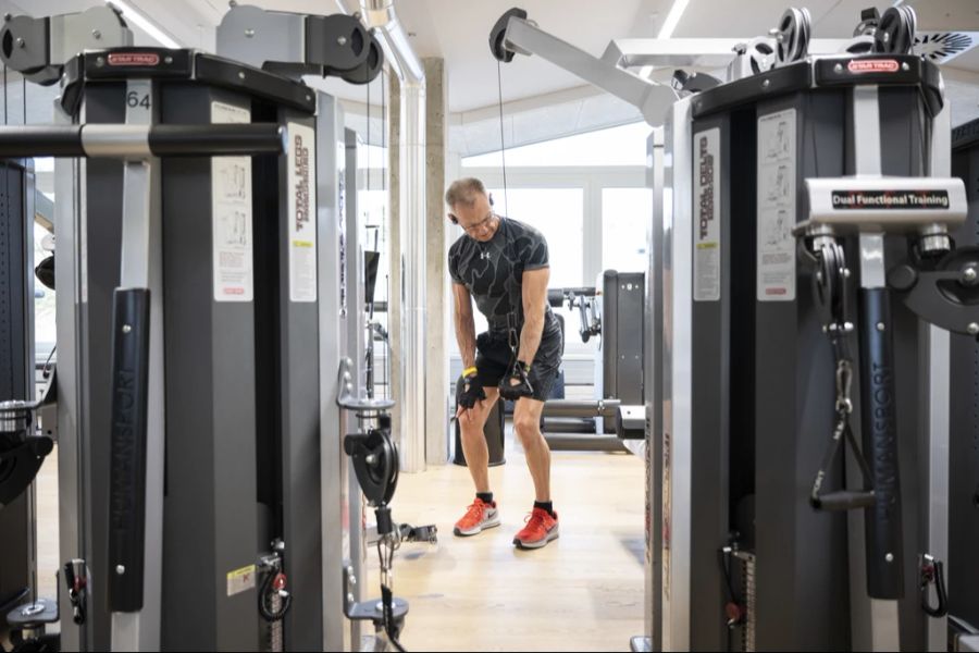 Viele Schweizerinnen und Schweizer halten sich in Fitness-Studios fit.