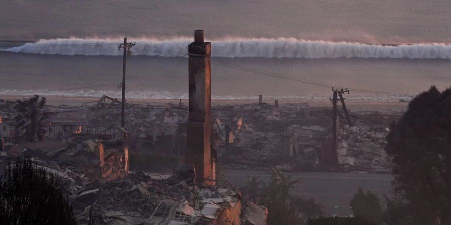 Durch das sogenannte Palisades-Feuer zerstörte Häuser stehen am Strand - es ist der grösste der aktuell wütenden Waldbrände in und um die Metropole Los Angeles.