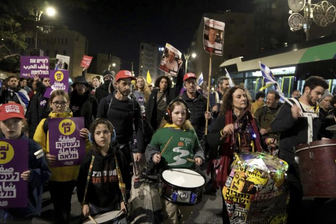 In Isreal gedenken viele Menschen der noch festgehaltenen Geiseln. geiseln