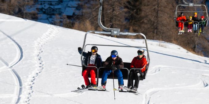Die Preise für Freizeitangebote stiegen im Dezember stärker als die allgemeine Inflation. (Symbolbild) Ski