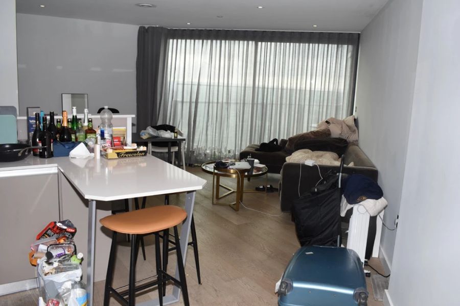 Hier eine Polizeiaufnahme des Wohnzimmers in der Wohnung des Mannes in London.