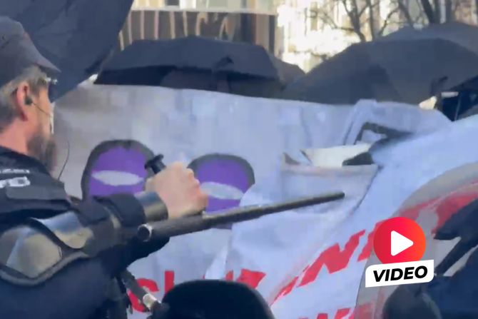 An der Demo in Zürich ist es zu Zusammenstössen zwischen Demonstranten und der Polizei gekommen.