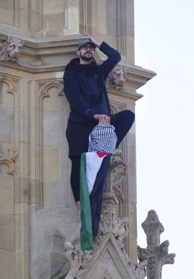 Der Mann kletterte mit einer Palästinenserflagge auf den Big Ben. Big Ben Palästinaflagge