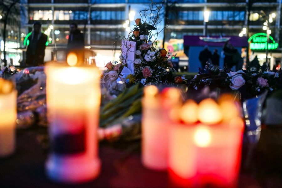 Mit Blumen und Kerzen wird nach der Todesfahrt der Opfer gedacht.