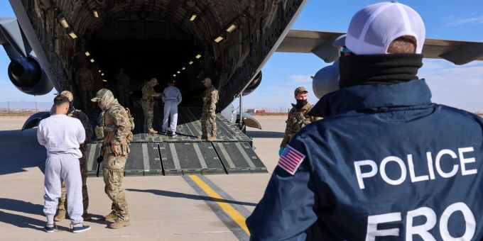 Illegale Einwanderer werden auf Forderung von Donald Trump in die berüchtigte Gefangenen-Anstalt Guantanamo Bay gebracht. donald trump