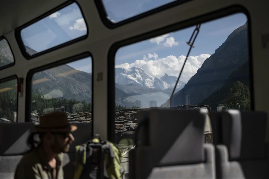 Und vergisst sie in Visp promt im Zug. Sie wiederzubeschaffen, gestaltet sich als schwierig.