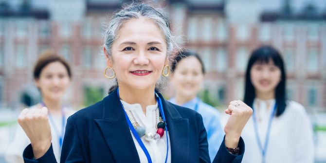 businessfrau mit grauen haaren