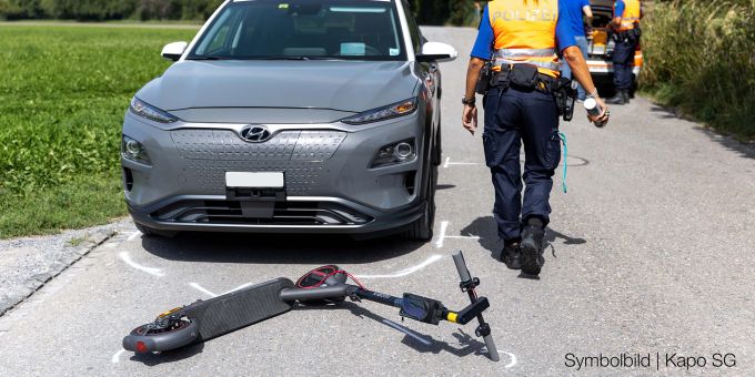 Kollision zwischen Auto und E-Scooter. Symbolbild. Kollision