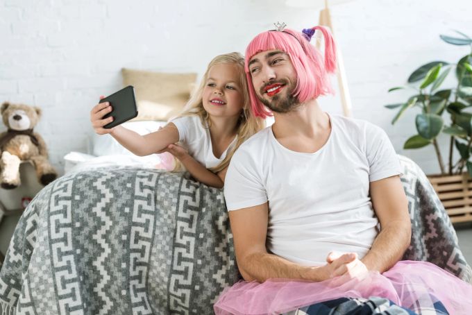 Echtes Interesse für das eigene Kind und seine Gefühlswelt sind wichtig. vater Tochter verkleiden