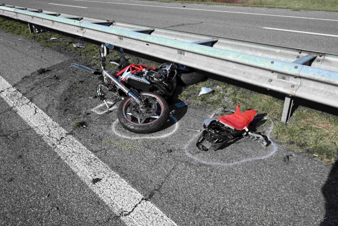 Ein Motorrad wurde mehrere Meter mitgeschleift. Motorrad mitgeschleift