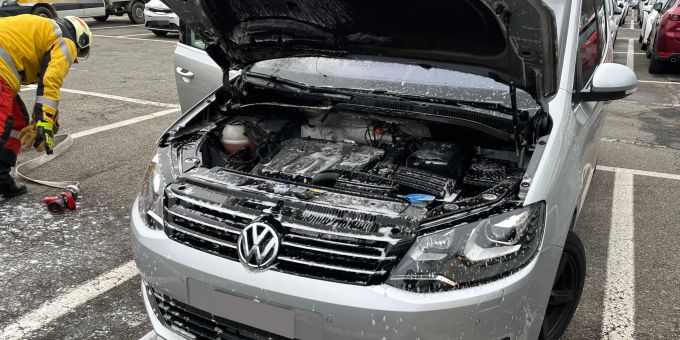 Am Fahrzeug entstand Sachschaden von einigen tausend Franken. Brand in Auto