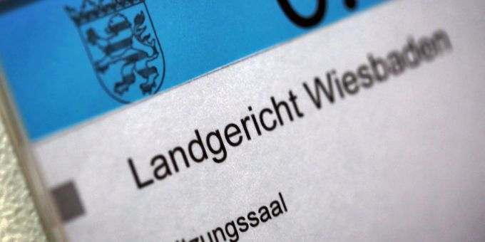 Das Landgericht Wiesbaden stellt ein Cum-Ex-Verfahren gegen eine Millionenzahlung ein (Archivbild) Landgericht Wiesbaden