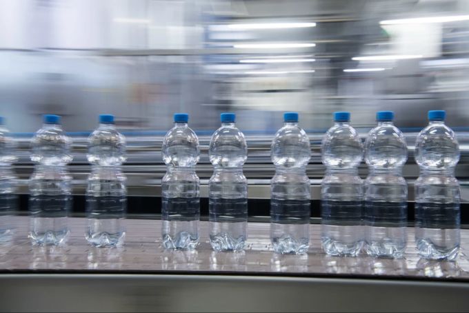 Nestlé soll mehrere Jahre Wasser aus Quellen unzulässig gefiltert haben und es dennoch als natürliches Mineralwasser verkauft haben. Nestlé Wasserflaschen