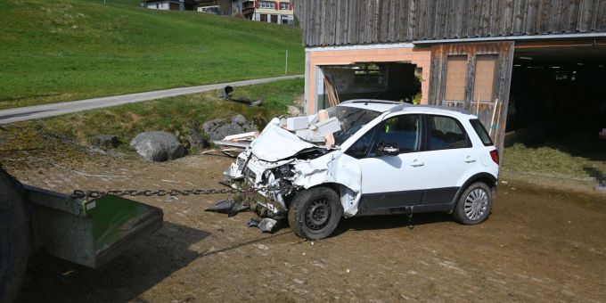 Auto prallt in Lütisburg in eine Scheune. Auto kracht Scheune