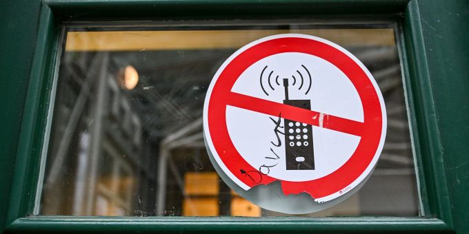 Handys können Kinder vom Unterricht ablenken – Hessen will dagegen mit weitreichenden Einschränkungen vorgehen. (Symbolbild) handyverbot