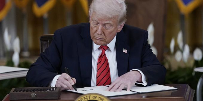 US-Präsident Donald Trump unterschreibt ein Dekret, um das US-Bildungsministerium zu zerschlagen. Trump