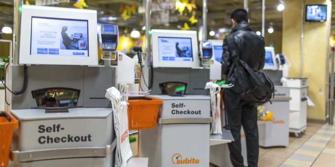 Eine Frau (58) hat durch den Self-Checkout Waren im Wert von 1600 Franken gestohlen. (Symbolbild) Migros Self-Checkout