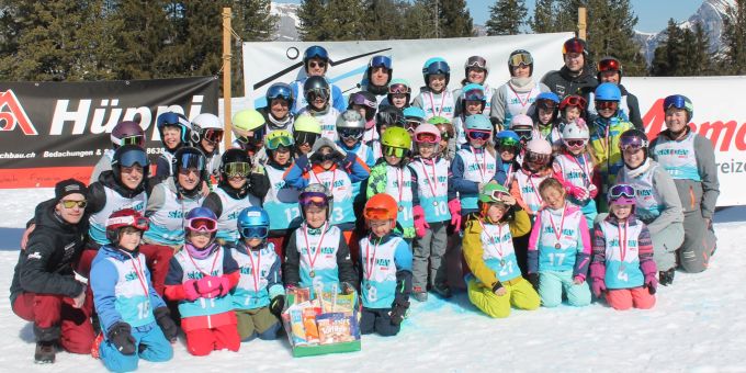 Atzmännig Kids Race mit allen Kindern und Leitern. Skiklub Goldingen