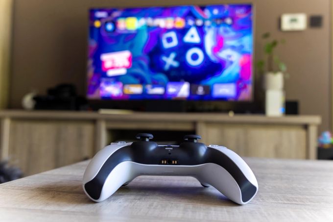 Die neue TV-Kollektion von Sony ist mit der PlayStation 5 kompatibel. (Symbolbild) PlayStation 5 sony 2025