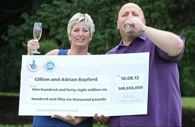 In Grossbritannien war es lange üblich, die Gewinner des Euromillion Jackpot öffentlich zu machen, wie hier im Jahr 2012 das Ehepaar Bayford. (Archivbild) Euromillions Jackpot Gewinner UK