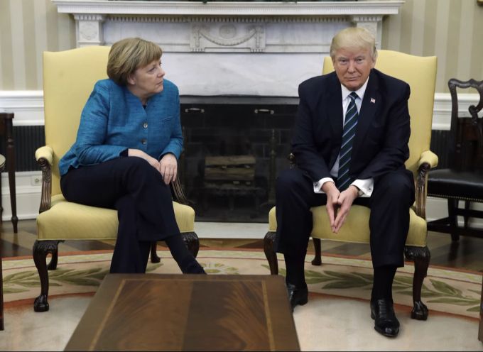 Eine Szene vom März 2017: Angela Merkel blickt zu Donald Trump – einen Handshake kriegt sie nicht. Angela Merkel Donald Trump