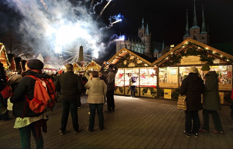 Auf einem Weihnachtsmarkt verliebten Jürgen und Hannelore erneut ineinander. (Symbolbild)