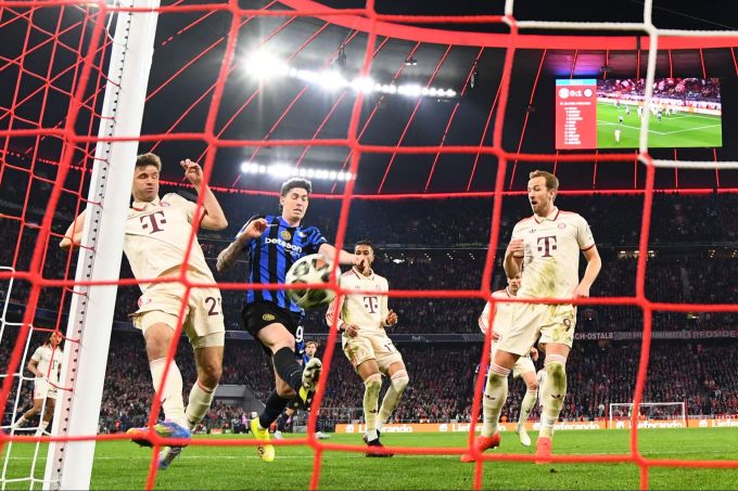 Am zweiten Pfosten stehend drückt Thomas Müller den Ball ins Inter-Tor. Bayern München