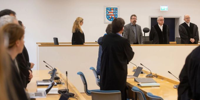 Das Landgericht verhängte zweimal lebenslang und sprach einen Angeklagten frei. (Archivbild) Landgericht