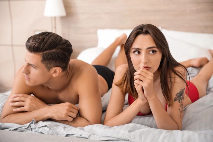 Wenn dein Partner plötzlich nicht mehr interessiert an Intimität ist, kann das verdächtig sein. mann frau bett unlust fremdgehen