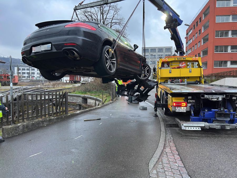 Das Auto musste abtransportiert werden.