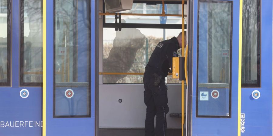 Über die Hintergründe des Brandanschlags in einem Tram in Gera war zunächst nichts bekannt.