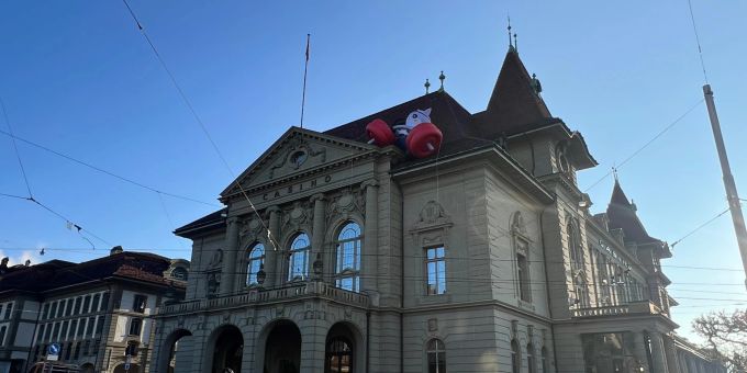 Ein Nau.ch-Leser erblickt auf dem Dach des Casino Bern eine riesige, aufblasbare Katze. Casino Bern Dach Katze