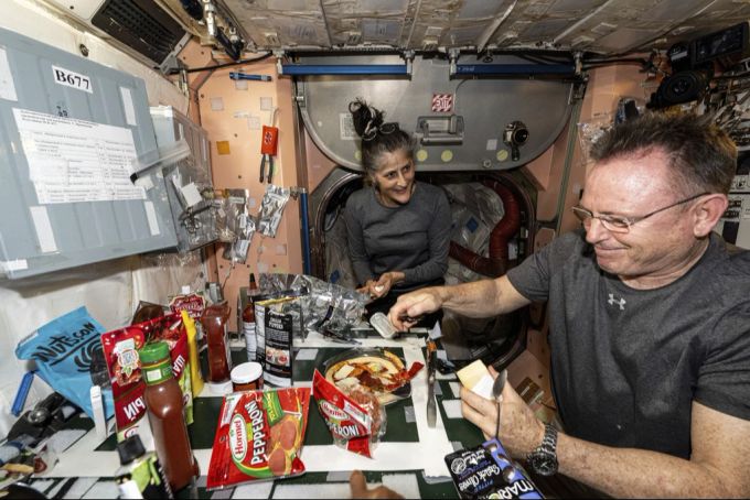 Die beiden Weltraumveterane nehmen die Planänderungen gelassen. ISS