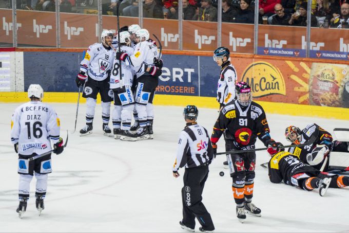 Die Fribourger feiern das Tor zum 1:1 im Spiel gegen den SC Bern. SC Bern