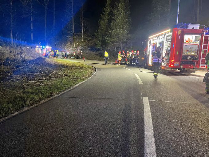 Sechs Personen wurden bei dem Selbstunfall verletzt. Sechs Personen