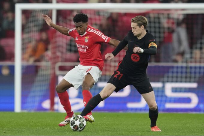 Leandro Barreiro (links) im Champions-League-Spiel gegen Barcelona (hier mit Frankie de Jong). Leandro Barreiro