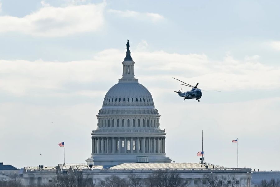 Zudem schwirren unzählige Helikopter tagtäglich rund um den Flughafen.