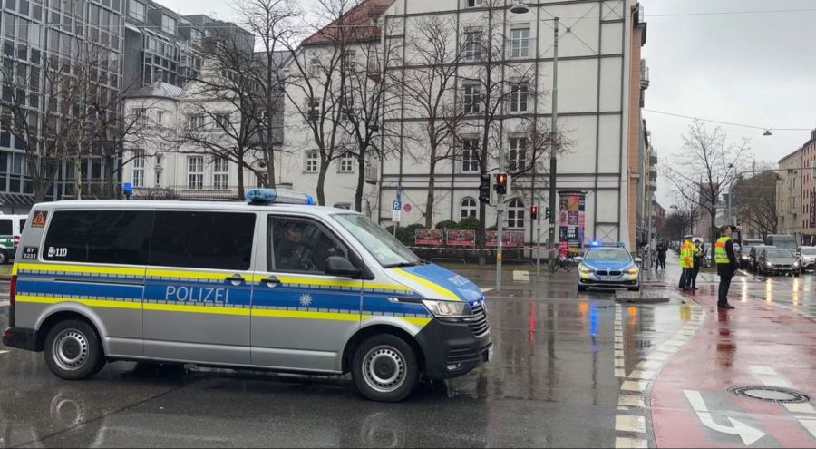 Die Polizei ist «mit starken Kräften» vor Ort.