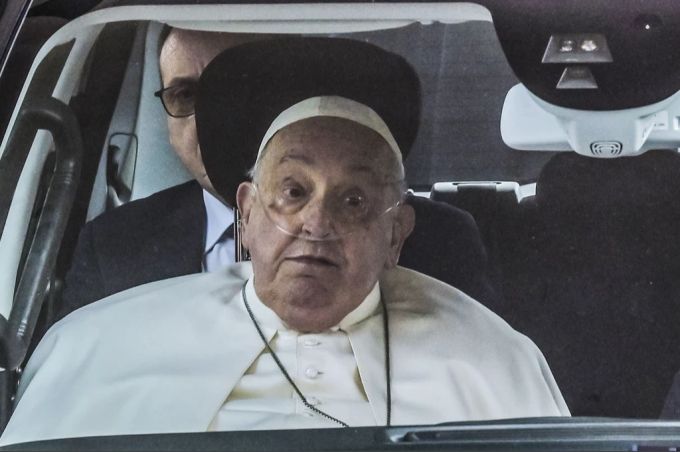Papst Franziskus wurde am Sonntag vom Spital zurück in den Vatikan gebracht. Papst Franziskus Auto Entlassung